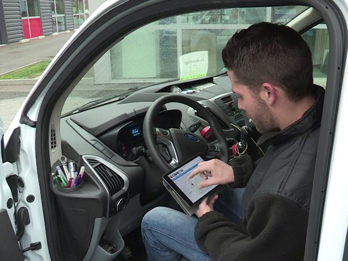 Une TPE équipée dun bureau mobile collaboratif